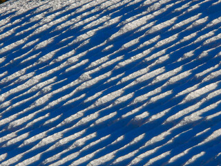 Snow-covered roof, covered with monk and nun tiles.
