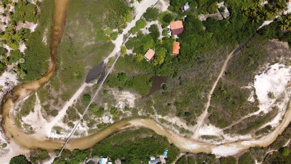 Vue aérienne du village Atins avec suivit de voiture, Brésil
