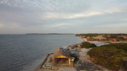 Vue a&eacute;rienne du village Atins avec suivit de voiture, Br&eacute;sil
