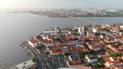 Vue aérienne panoramique de la ville colonial Sao Luis en bord de mer, Brésil
