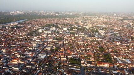 Vue aérienne panoramique de la ville colonial Sao Luis en bord de mer, Brésil
