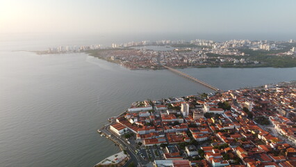 Vue aérienne panoramique de la ville colonial Sao Luis en bord de mer, Brésil
