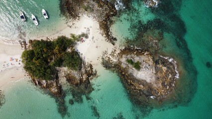 Vue aérienne au drone d'une île paradisiaque avec océan bleu turquoise, paysage littoral calme avec bateau, état de Rio, Brésil
