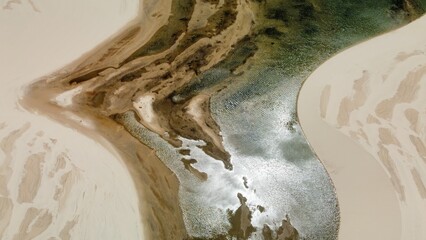 Vue aérienne panoramique paradisiaque de dunes de sable dans le désert avec lacs eau turquoise,...