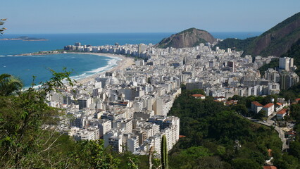 Vue aérienne panoramique de Rio de Janeiro avec la plage Copacabana et montagnes, Brésil
