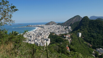 Vue aérienne panoramique de Rio de Janeiro avec la plage Copacabana et montagnes, Brésil
