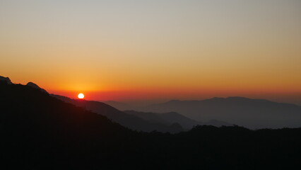 e coucher de soleil orangé depuis le pain de sucre à Rio avec une vue sur la mer et sur le Christ Rédempteur