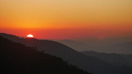 e coucher de soleil orangé depuis le pain de sucre à Rio avec une vue sur la mer et sur le Christ Rédempteur