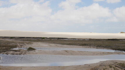 Photo paradisiaque de dunes de sable dans le désert avec lacs eau turquoise, Parc Lençois Maranhenses, Brésil