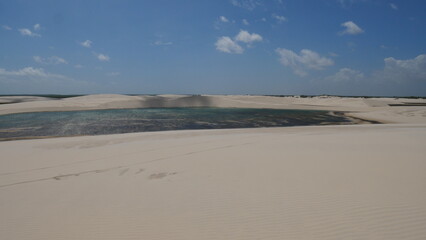 Photo paradisiaque de dunes de sable dans le désert avec lacs eau turquoise, Parc Lençois Maranhenses, Brésil