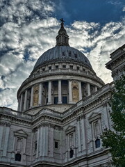 Obraz premium St. Paul's Cathedral Dome Against a Cloudy Sky in London During 2024