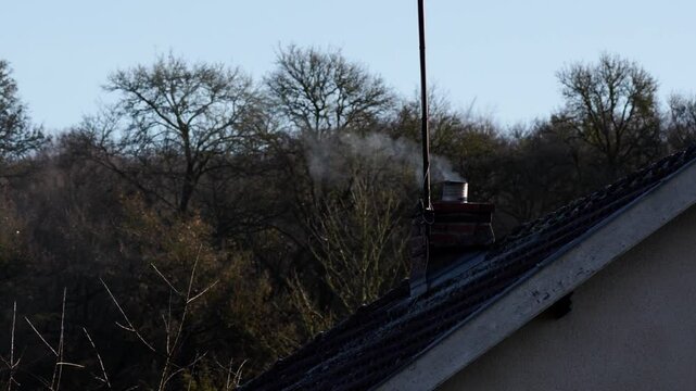 plan fixe dur une vieille chemin&eacute;e en hiver, en plan large par temps tr&egrave;s froid, avec un zoom arri&egrave;re sur la sortie de chemin&eacute;e