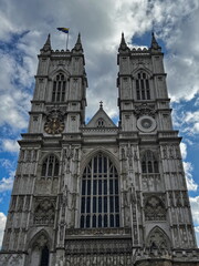 Obraz premium Visit to Westminster Abbey in London, England, Showcasing Stunning Gothic Architecture Under a Cloudy Sky in 2024