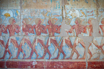 Tumba en el Valle de los Reyes Paseo en globo al amanecer en el Valle de los Reyes, Luxor, Egipto.