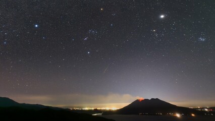 オリオン座と桜島と流れ星
