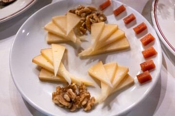 Cata de quesos con nueces y membrillo en un restaurante