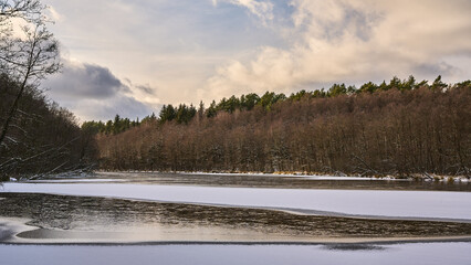 Zimowy pejzaż, rzeka Bukówka płynąca przez Puszce Notecką © Zbigniew