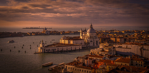 Naklejka premium Stunning sunset over the canals of Venice with historic architecture and vibrant waterways