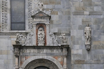 Obraz premium Statues and decorations of Santa Maria Assunta cathedral, Dome of Como, Lombardy, Italy