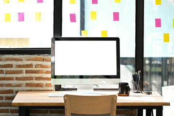 Fototapeta premium A computer monitor sits on a desk with a yellow and pink sticker on the window.