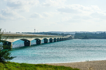 Obraz premium 古宇利島から沖縄本島を結ぶ古宇利大橋