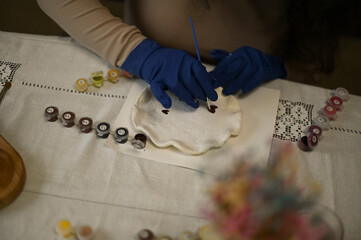 Obraz premium master class on modeling with clay and painting dishes with paints