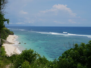 Bali, Indonésie, île, plage, mer, océan, sable, tropical, exotique, Asie du Sud-Est, voyage, tourisme, vacances, détente, soleil, paysage, nature, eau turquoise, palmiers, coucher de soleil, Ubud, Kut