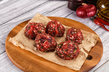 Raw beef meatballs for cooking