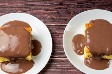 Sponge cake with chocolate sauce