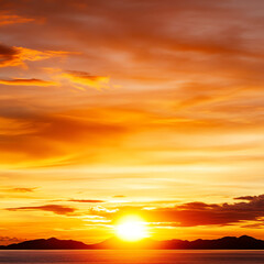 Obraz premium A stunning sunset casts warm colors over the horizon, creating a serene and tranquil atmosphere. Perfect for nature lovers.