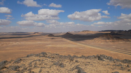 Naklejka premium désert noir, Égypte, Sahara, formations volcaniques, montagnes noires, paysage désertique, sable, dunes, érosion, géologie, nature, parc national, formations naturelles, rochers, aventure, exploration