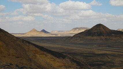 désert noir, Égypte, Sahara, formations volcaniques, montagnes noires, paysage désertique, sable, dunes, érosion, géologie, nature, parc national, formations naturelles, rochers, aventure, exploration