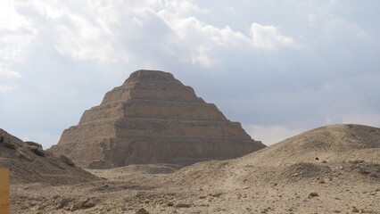 Saqqara, n&eacute;cropole, &Eacute;gypte, pyramide &agrave; degr&eacute;s, Djoser, arch&eacute;ologie, site historique, tombeaux, pharaons, antiquit&eacute;s &eacute;gyptiennes, art &eacute;gyptien, hi&eacute;roglyphes, mastabas, architecture ancienne, patrimoine