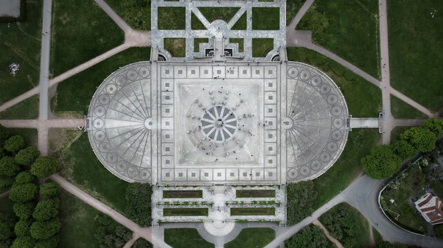 Vue a&eacute;rienne panoramique du parc Frognerparken dans la ville Oslo avec fontaine, statue et lac, Norv&egrave;ge
