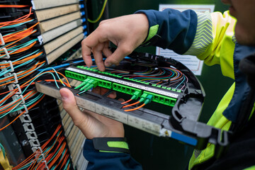 Técnico de fibra ótica a corrigir uma avaria num armário de fibra ótica que deixou alguns...