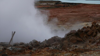 Vue aérienne au drone professionnel d’une zone géothermique volcanique en Islande avec lac de...