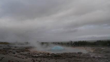 Geysir, Islande, geyser, Strokkur, éruption, source chaude, géothermie, Haukadalur, Golden Circle, nature, phénomène naturel, vapeur, eau chaude, activité géothermique, paysage, attraction touristique