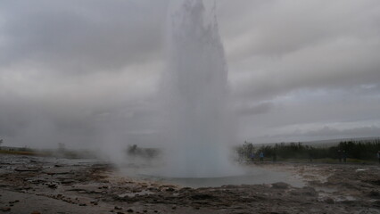 Geysir, Islande, geyser, Strokkur, éruption, source chaude, géothermie, Haukadalur, Golden Circle, nature, phénomène naturel, vapeur, eau chaude, activité géothermique, paysage, attraction touristique