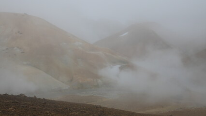 Hveradalir, Islande, zone géothermique, sources chaudes, vapeur, montagnes rhyolitiques, Kerlingarfjöll, Highlands, paysages colorés, randonnée, photographie, aventure, exploration, nature, phénomènes