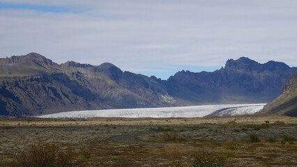 Vue aérienne au drone professionnel d’un glacier Skaftafell en Islande avec lac et iceberg
