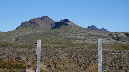 Fototapeta premium Svartifoss, Islande, cascade, été, colonnes de basalte, parc national de Skaftafell, Vatnajökull, paysage, nature, randonnée, chute d'eau, formations géologiques, basalte, falaises, végétation, mousse