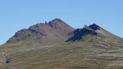 Svartifoss, Islande, cascade, &eacute;t&eacute;, colonnes de basalte, parc national de Skaftafell, Vatnaj&ouml;kull, paysage, nature, randonn&eacute;e, chute d'eau, formations g&eacute;ologiques, basalte, falaises, v&eacute;g&eacute;tation, mousse