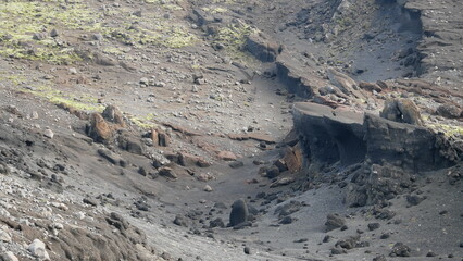 Vue aérienne panoramique de la chaîne de volcan Laki, désert de montagne de mousse, Islande
