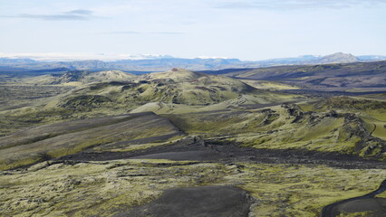 Vue aérienne panoramique de la chaîne de volcan Laki, désert de montagne de mousse, Islande
