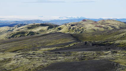 Vue aérienne panoramique de la chaîne de volcan Laki, désert de montagne de mousse, Islande
