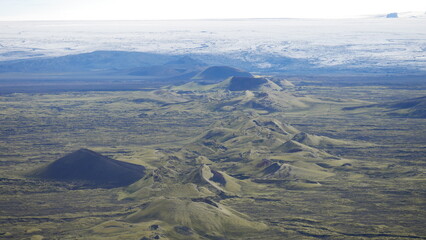 Vue aérienne panoramique de la chaîne de volcan Laki, désert de montagne de mousse, Islande
