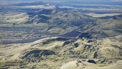 Vue aérienne panoramique de la chaîne de volcan Laki, désert de montagne de mousse, Islande
