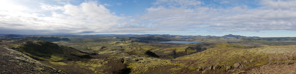 Vue aérienne panoramique de la chaîne de volcan Laki, désert de montagne de mousse, Islande
