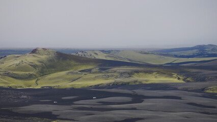 Vue aérienne panoramique de la chaîne de volcan Laki, désert de montagne de mousse, Islande
