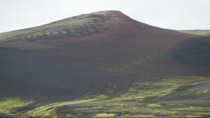 Vue aérienne panoramique de la chaîne de volcan Laki, désert de montagne de mousse, Islande
